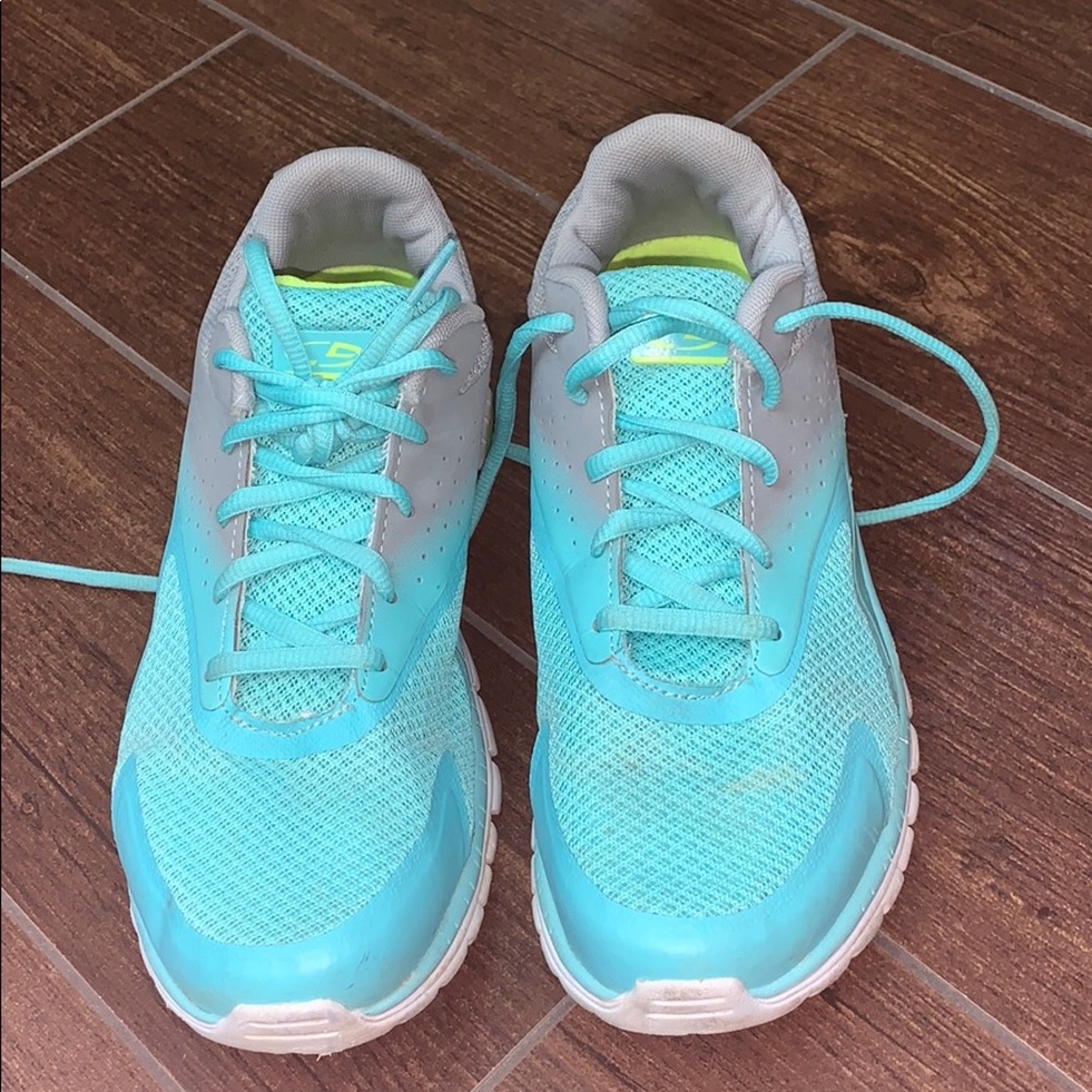 Tennis shoes